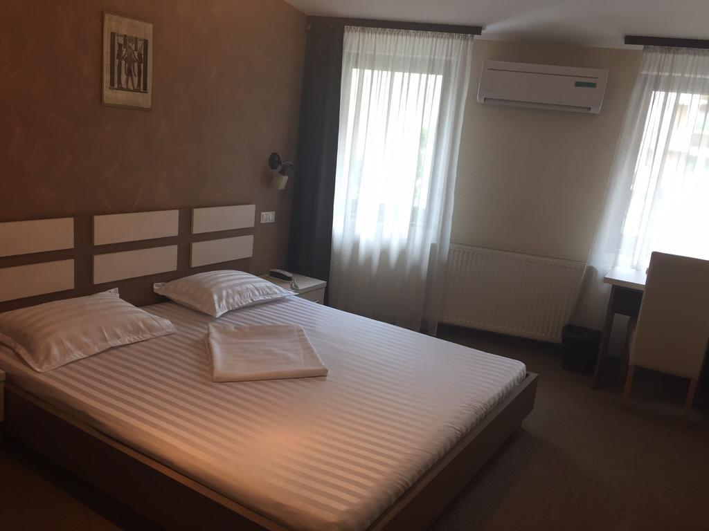 Pension Cleopatra Тыргу-Муреш Экстерьер фото